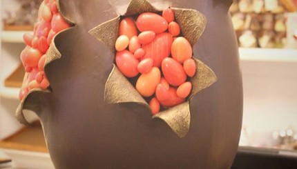 В Ужгороде создали огромную шоколадную писанку с цветками сакуры