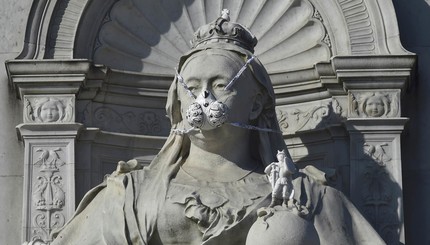 На главные статуи Великобритании одели противогазы