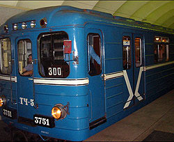 В киевском метро остановился поезд 