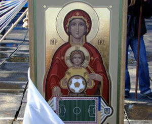 Коломыйский художник изобразил Богоматерь и Христа в виде футбольных болельщиков 