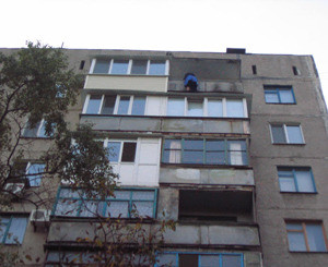 В Мариуполе с карниза 9-го этажа сняли бабушку-экстрималку 