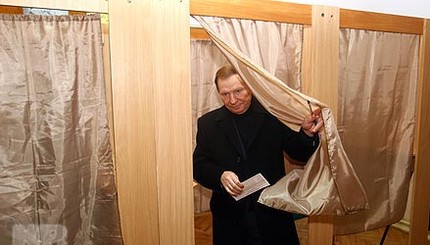 Кучма встретил Пинчука на избирательном участке