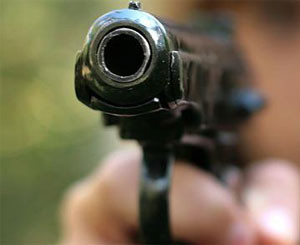 Милиционеры обстреляли преступников резиновыми пулями 