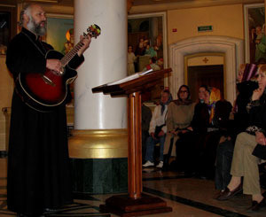 В церкви на Оболони батюшка запел под гитару 
