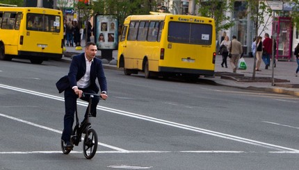 Кличко рассекал по Киеву на велосипеде 