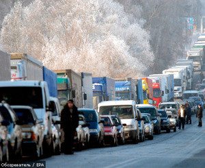 На польско-украинской границе выстроилась 5-километровая очередь из грузовиков 