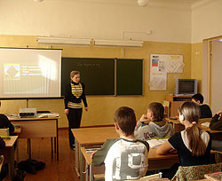Киевских школьников распустили по домам с уроков 