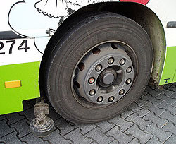 В Одессе отлетевшее при повороте троллейбуса колесо  врезалось в «Ланос» 