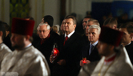В пасхальную ночь Янукович молился в Киево-Печерской Лавре 
