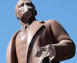 Разбитый памятник Ленину вернут в центр Киева в ноябре 