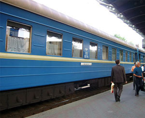 Пассажиры сдают билеты во Львов 