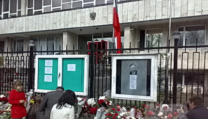 К посольству Польши в Киеве несут цветы и свечи
