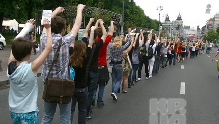 Любители поболтать по телефону устроили флеш-моб в центре Киева 