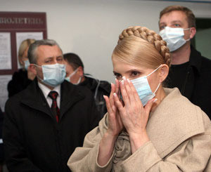 Тимошенко распорядилась бесплатно раздать людям по две марлевые повязки 