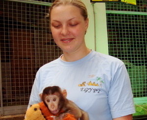 Выкормленную приемной мамой обезьянку Варьку перевезли в зоопарк 