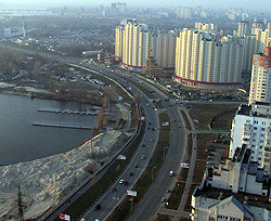 Киевским водителям лучше объезжать Днепровскую набережную 