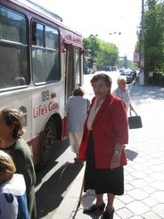 Старушка сломала позвоночник в троллейбусе 