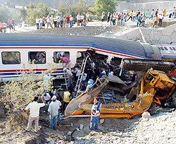 Пассажирский поезд сошел с рельсов в Турции 
