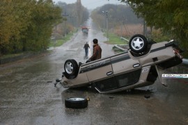 «Копейка» перевернулась и поехала дальше на крыше 