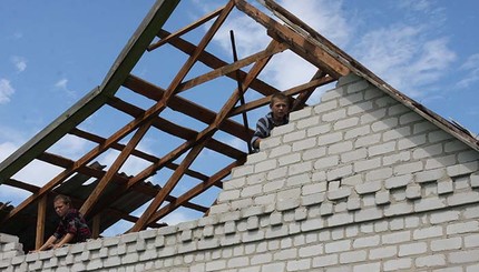 Буря повредила около сотни крыш и оставила тысячи людей без света на Днепропетровщине