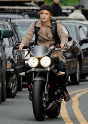 Анджелина Джоли увлеклась мотоциклами 