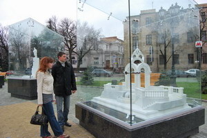 Копию Зеркальной струи накрыли колпаком на площади Архитекторов 
