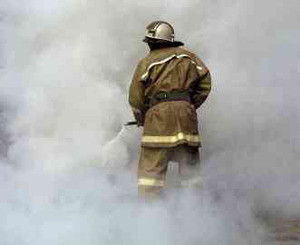 Закарпатский пожарный вынес из пылающего дома троих малышей  