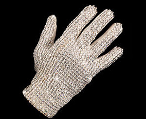 Драгоценную перчатку Майкла Джексона продали за 350 тысяч долларов 