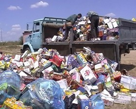 В Алуште мусор «ползет» прямо к морю 