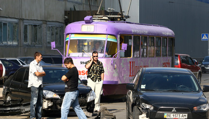 На улице Фрунзе, 86 произошла авария. Движение трамваев в направлении Куреневки было приостановлено