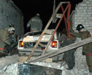 В Макеевке взрыв разрушил пять гаражей и повредил три машины 