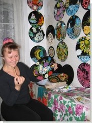 Крымчанка рисует на старых грампластинках 