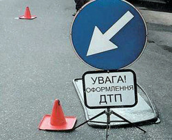 В Киеве на перекрестке перевернулась иномарка 