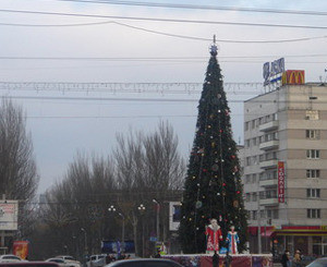 На площади Ленина ставят главную елку 