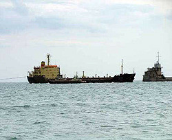 Украинское и турецкое судна после столкновения продолжили свои рейсы 