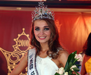 «Мисс Украина Вселенная 2010» Анна Пославская: «В настоящей леди должно быть что-то общее с Наташей Ростовой» 