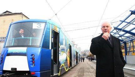 Как Азаров с Поповым открывали скоростной трамвай