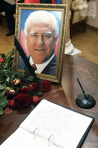 Украинские политики приносили в российское посольство розы