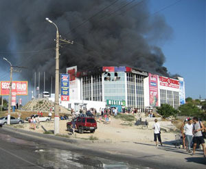 В Луганске загорелся супермаркет  