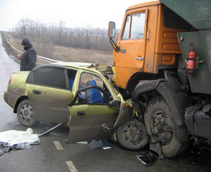 В Сумской области легковушка столкнулась с грузовиком: погибли три иностранца 