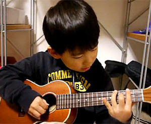 Загадочный ребенок, играющий на укулеле, стал звездой Интернета  