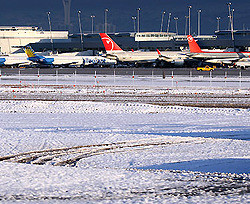 Снег в Украине остановил самолеты, поезда и корабли 