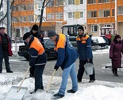 В Киеве чистят улицы от снега и днем, и ночью 