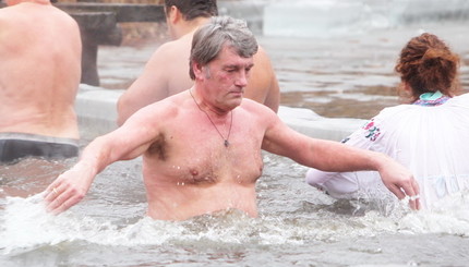 Виктор Ющенко искупался в крещенской воде