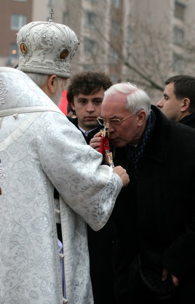 Николай Азаров посетил Крещенское богослужение