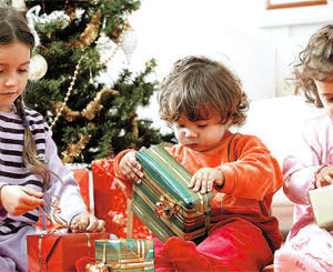 Подарки под елочку: Детям - куклы и машинки, начальнику - книгу и ручку 
