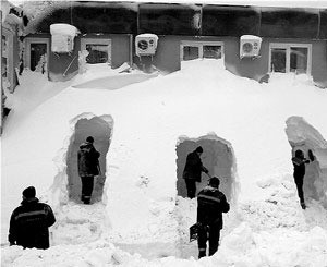 Украинцы рожали в снежных пробках и замерзали в собственных домах  