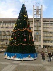 На Алуштинской набережной поставили елочку за 100 тысяч 