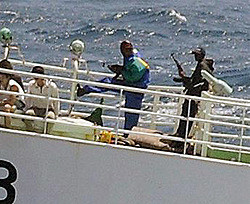 Сомалийские пираты подарили себе на новый год британский танкер  
