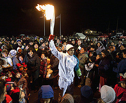 Толпа напала на девушку, несущую факел Олимпиады-2010 